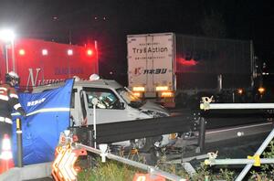軽乗用車とトラックが衝突した現場=28日午後5時23分、山形県長井市今泉(山形新聞社提供)