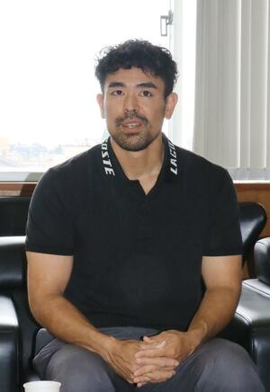 応援に感謝し、今シーズンのプランを説明する當銘孝仁選手=新潟県三条市役所