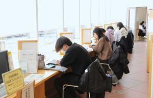 受験勉強の追い込みをかける学生ら＝２９日、新発田市諏訪町１