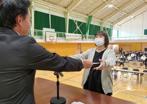 表彰を受ける新潟翠江高校3年の長谷部蒼さん=村上市坂町の荒川高
