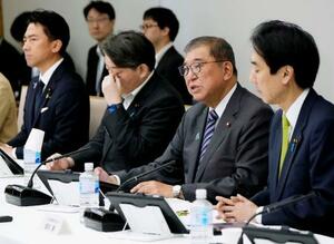 AI戦略本部の初会合であいさつする石破首相(右から2人目)=12日午前、首相官邸