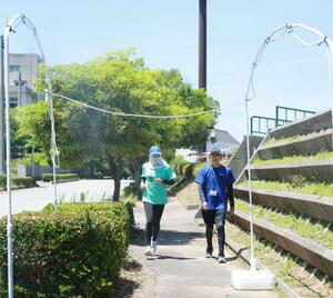 地震の記憶をつないでいこうと、市民が参加した「つなぐウオーク」＝１８日、村上市府屋

