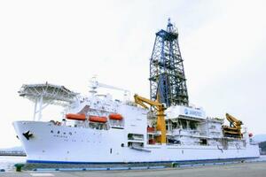 　レアアースを含んだ泥を採取して帰港した地球深部探査船「ちきゅう」＝１４日午後、静岡市の清水港