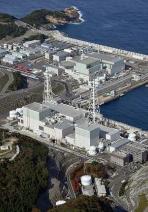 　中国電力島根原発。手前右から１号機、２号機、奥は３号機＝２０２５年１１月、松江市