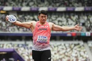 陸上世界選手権の男子円盤投げ予選で、観客に手拍子を求める湯上剛輝=9月、国立競技場