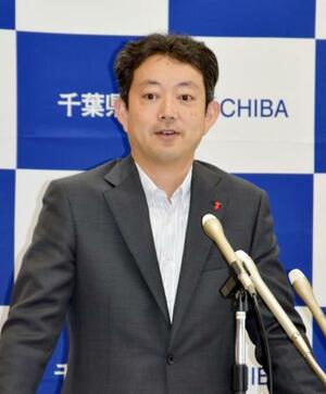 記者会見する千葉県の熊谷俊人知事=21日午前、千葉県庁