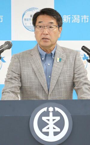 定例記者会見で話す中原八一市長=18日、新潟市役所