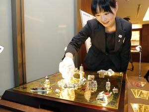 田中貴金属工業がタカラトミーと共同制作した「純金製人生ゲーム」=2019年、福岡市