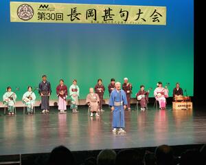 伸びやかな歌声を響かせた長岡甚句大会=19日、長岡市千秋3