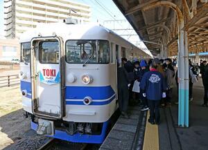 白地に青色の塗装を施し運行を始めたＴＯＫＩトレイン＝上越市の直江津駅