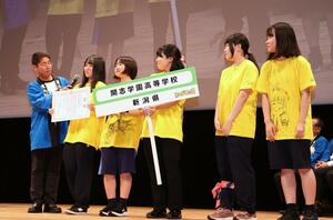 まんが甲子園の本選に出場した開志学園高校の生徒ら=3日、高知市