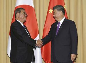 2024年11月、首脳会談を前に握手する石破首相(左)と中国の習近平国家主席=ペルー・リマ(共同)