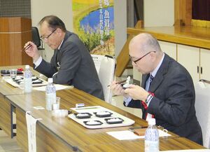 魚沼市産コシヒカリを食べ比べる審査員＝魚沼市中原