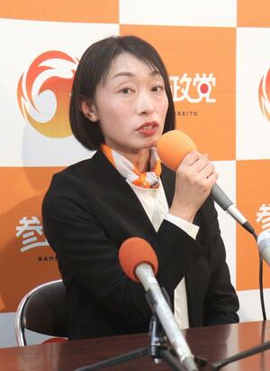 来夏の参院選に向け抱負を語る平井恵里子氏=12月27日、県庁