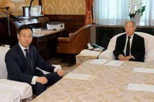 森衆院議長(右)と面会する自民党の鈴木前法相=14日午前、国会