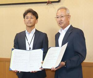 柏崎信用金庫(右)と日本政策金融金庫長岡支店が業務提携の覚書を結んだ=柏崎市東本町1の柏崎信用金庫