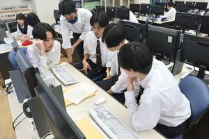 新潟交通のツアーを企画した村上桜ケ丘高校3年生。ガイドに向けて打ち合わせを重ねる=村上市