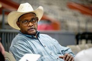 7月、米テキサス州ダラスのロデオ大会会場で取材に応じるハーラン・ハーンさん(撮影・鍋島明子、共同)