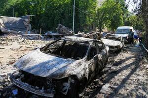 ロシアによる無人機やミサイル攻撃で損傷した車両=4日、ウクライナ・キーウ(AP=共同)