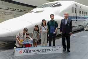 　リニア・鉄道館の入館者数７００万人を記念し開かれた式典＝１０日、名古屋市