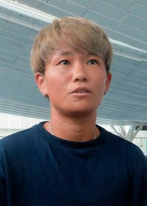 出発前に取材に応じるサッカー女子日本代表の南=23日、羽田空港