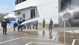 新潟市消防団が創設した「大規模災害団員」の実技訓練＝新潟市中央区の市消防局