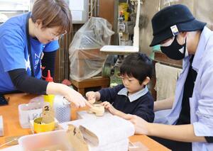 参加企業がワークショップなどで自社をＰＲした「東区オープンファクトリー」＝新潟市東区木工新町