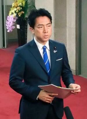取材に応じる小泉農相=23日午後、農水省