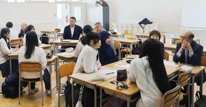 地域の課題について市議と意見交換する新発田中央高校の3年生=新発田市曽根