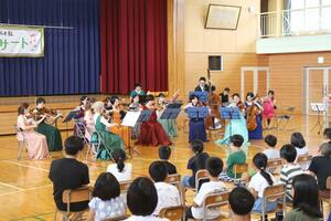 プロの音楽家が演奏を披露した「東北電力にいがた×新潟日報スクールコンサート」=10月2日、南魚沼市大崎