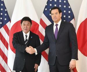 握手する茂木外相(左)とルビオ米国務長官=14日、ドイツ・ミュンヘン(共同)