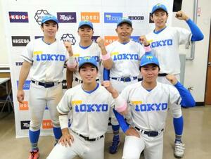 法大に連勝し、2017年秋以来の勝ち点を喜ぶ東大の大久保監督(後列右から2人目)と選手たち=神宮