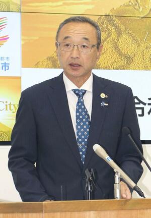 市長定例会見で説明する渡辺竜五市長=14日、佐渡市役所
