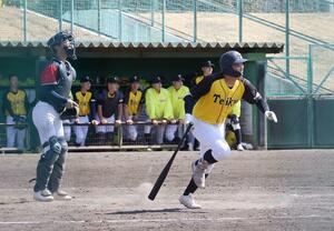 練習試合でＤＨとして出場した鳥丸敦也＝兵庫県三木市