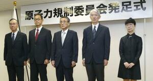 原子力規制委員会の発足式に臨む更田豊志さん(左から2人目)=2012年9月、東京都港区