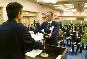 9人の卒業生が酒造りへの意気込みを新たにした新潟清酒学校の卒業式=6日、長岡市