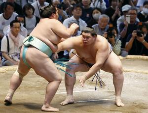 琴桜(左)を攻める大の里。寄り切りで下す=IGアリーナ