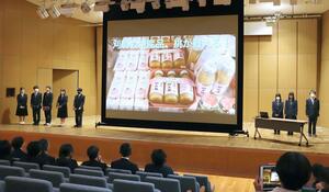 刈羽中の生徒が村の魅力を発信しようと制作したCMの発表会=刈羽村刈羽