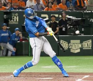 2回日本ハム2死、水谷が右越えにこの回3本目となる本塁打を放つ=東京ドーム