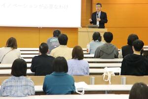 オープンキャンパスで新コースの概要を説明する倉知徹教授=柏崎市藤橋