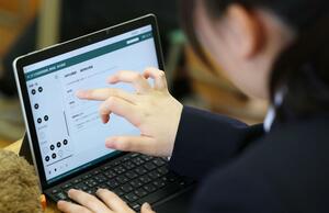 全国学力・学習状況調査でオンライン方式での理科のテストを前に、デジタル端末の操作練習をする生徒=14日、東京都内の中学校(代表撮影)