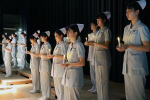 看護実習を控え、戴帽式で決意を新たにする学生たち=5月24日、十日町市