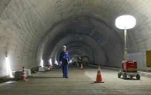 舗装が完了し、報道公開された国道249号「中屋トンネル」の内部=4月、石川県輪島市