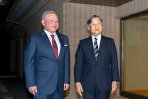 皇居・御所でヨルダンのアブドラ国王を出迎えられる天皇陛下=10日夜(宮内庁提供)