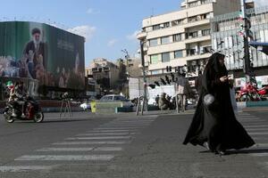 　５日、イラン・テヘラン中心部の広場を歩く市民ら（ゲッティ＝共同）