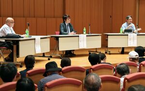 夜間中学について意見交換をしたシンポジウム=17日、新発田市中央町5