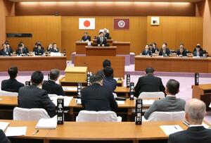 いい湯らていの建て替え方針案について、市議から質問が相次いだ市議会3月定例会本会議の一般質問=三条市議会
