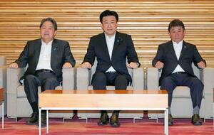 閣議に臨む(左から)林総務相、木原官房長官、茂木外相=16日午前、首相官邸