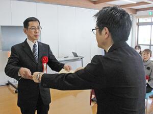 手づくり郷土賞に選ばれたくらしサポート越後川口の認定証伝達式＝長岡市西川口