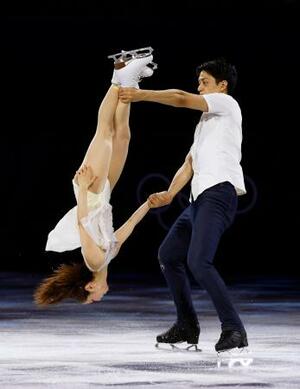 エキシビションで演技するペアの三浦璃来(左)、木原龍一組=ミラノ(共同)